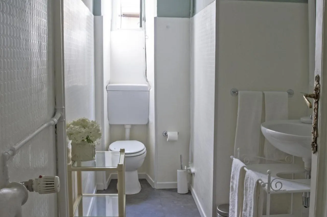 Liberty Two-Room Apartment In Porta Venezia Milan